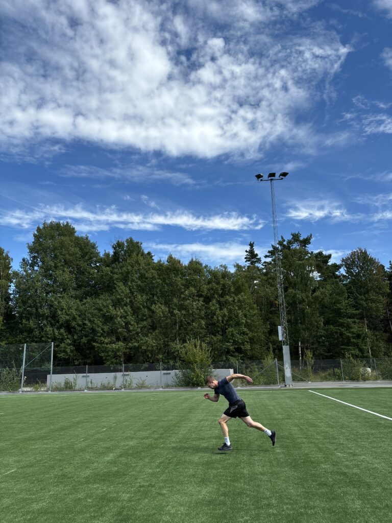 man springer på fotbollsplan